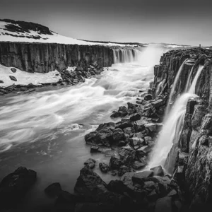 Face à l’immensité – Cascade d’Islande (Format paysage)