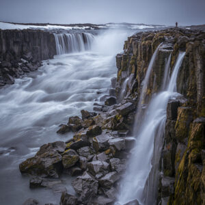 Face à l’immensité – Cascade d’Islande (Format portrait – couleurs)