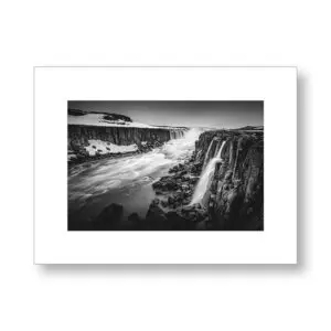 Face à l’immensité – Cascade d’Islande (Format paysage)