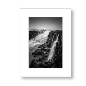 Face à l’immensité – Cascade d’Islande (Format portrait)