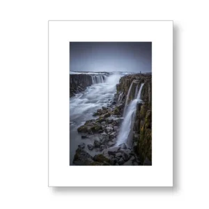 Face à l’immensité – Cascade d’Islande (Format portrait – couleurs)
