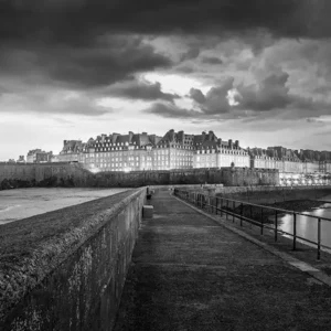 Le môle des noires – Saint-Malo (noir et blanc)